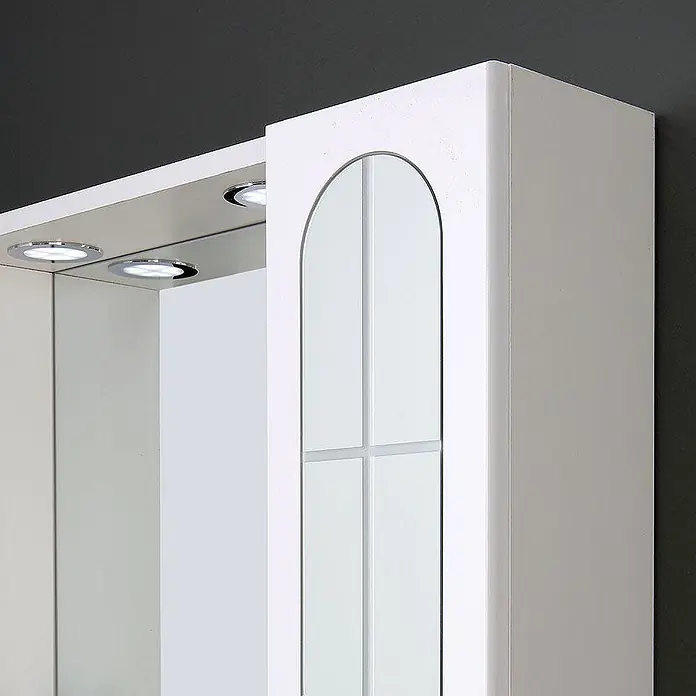 Kiamami Valentina LED-Spiegelschrank - B x H: 155 x 570 cm, Holz, Weiß - Weißer Wandschrank mit Spiegelfläche, integrierten Leuchten und einer Glastür mit Bogen oben, vor einer dunklen Wand.