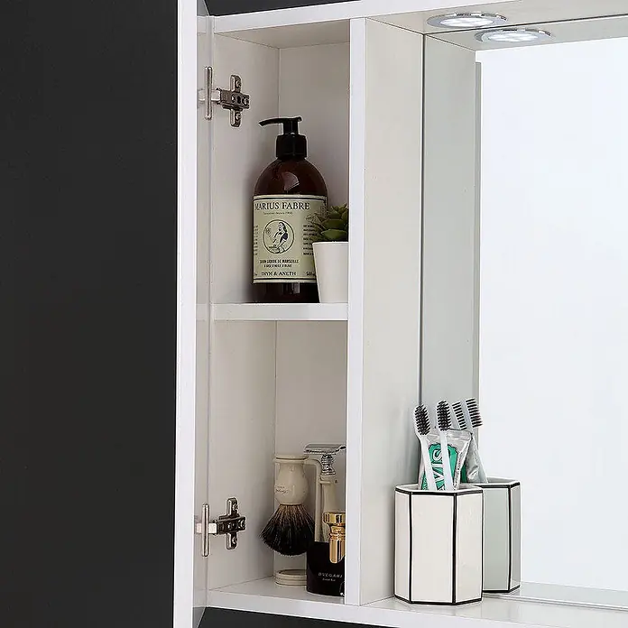 Kiamami Valentina LED-Spiegelschrank - B x H: 155 x 570 cm, Holz, Weiß - Weißer Badschrank mit Spiegel und integrierten Lichtern, offen, um Regale zu zeigen.