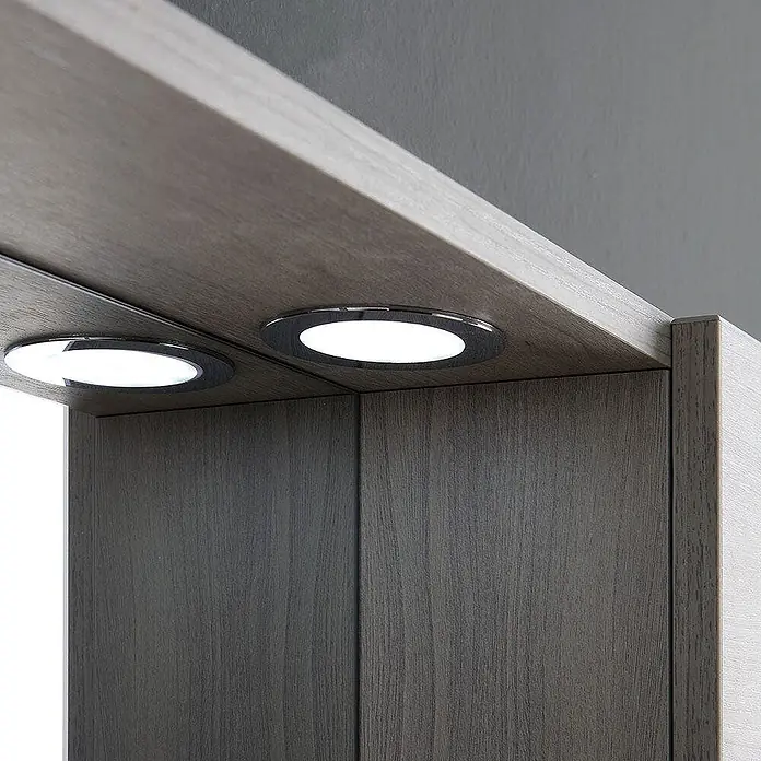 Kiamami Valentina LED-Spiegelschrank - B x H: 155 x 570 cm, Holz, Hellgrau - Zwei runde LED-Einbauleuchten mit silbernen Blenden beleuchten ein hellgraubraunes Holzschrankinterieur.