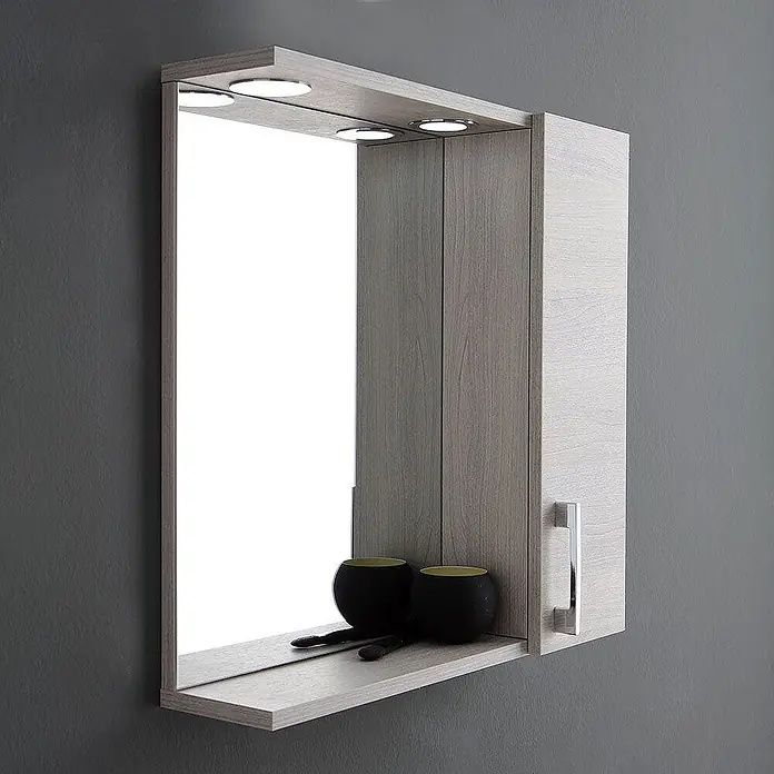 Kiamami Valentina LED-Spiegelschrank - B x H: 155 x 570 cm, Holz, Hellgrau - Wandmontierter Spiegel in heller Holzoptik mit integrierten Strahlern, einer Ablage und einem seitlichen Aufbewahrungsschrank.