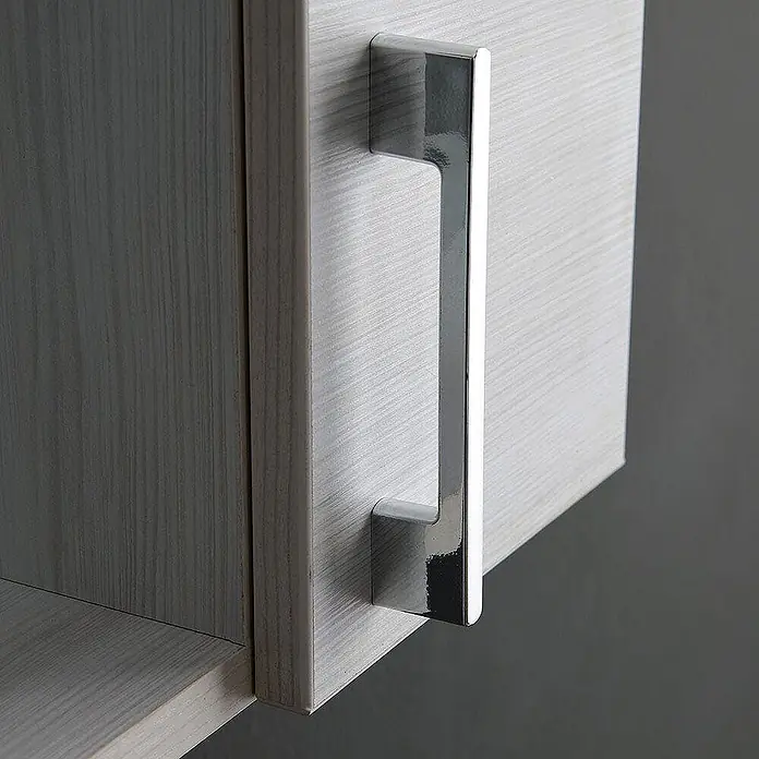 Kiamami Valentina LED-Spiegelschrank - B x H: 155 x 570 cm, Weiß - Polierter Chrom-Stangengriff an einer hellen Holzmaserungs-Schranktür.