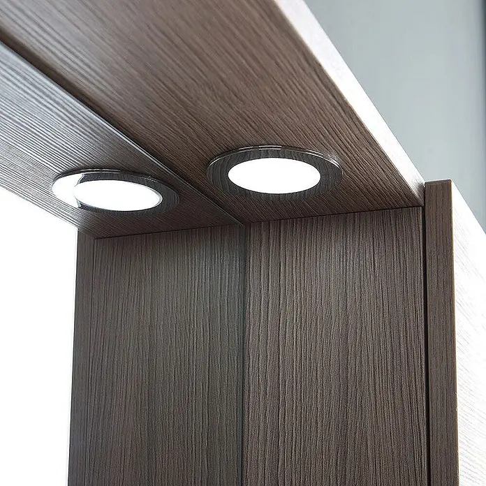 Kiamami Valentina LED-Spiegelschrank - B x H: 155 x 570 cm, Holz, Braun - Zwei runde, eingelassene LED-Leuchten mit Metallrahmen unter einem Holzregal, spenden Licht nach unten.