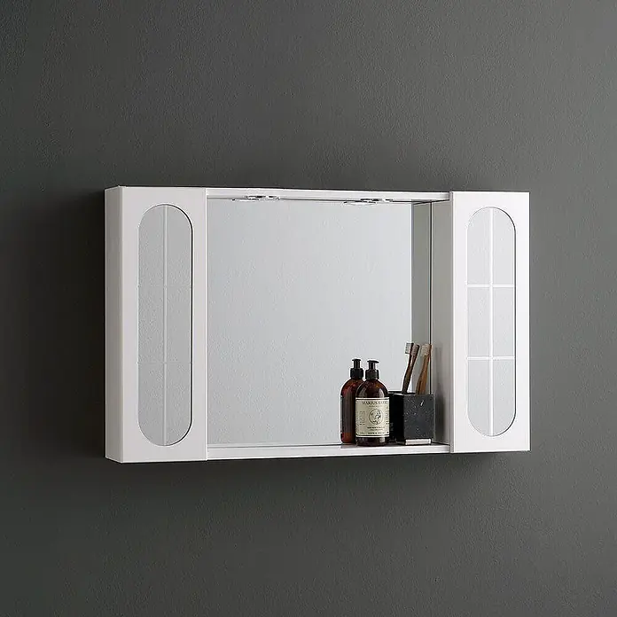 Kiamami Valentina LED-Spiegelschrank - B x H: 155 x 570 cm, Holz, Weiß - Weißer wandmontierter Spiegelschrank mit integrierter Beleuchtung, zwei gewölbten mattierten Glastüren und einer unteren Ablage mit Badaccessoires.
