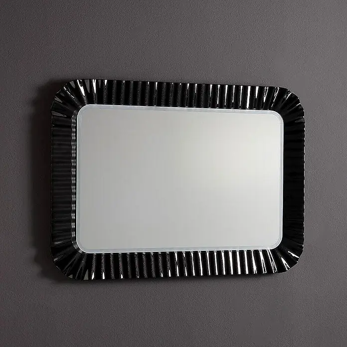 Kiamami Valentina Lichtspiegel - 0,02 x 680 cm, Schwarz - Rechteckiger Spiegel mit glänzend schwarzem Wellenrahmen und abgerundeten Ecken.