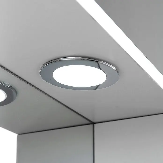 Kiamami Valentina LED-Spiegelschrank - B x H: 155 x 570 cm, Holz, Weiß - Chromumrandeter Einbau-LED-Strahler, der hellweißes Licht spendet und in eine hellgraue Platte eingelassen ist.