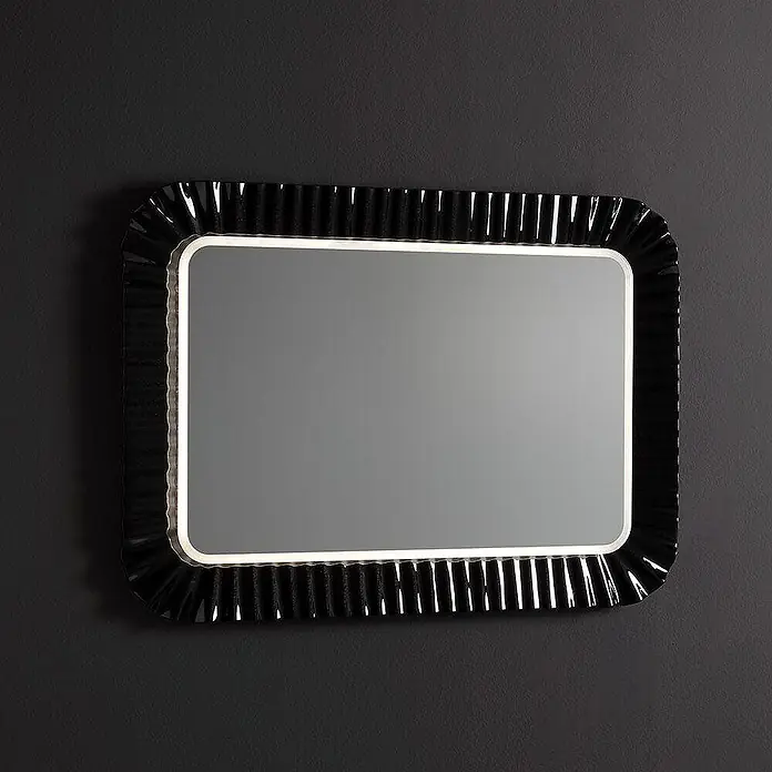 Kiamami Valentina Lichtspiegel - 0,02 x 680 cm, Schwarz - Rechteckiger Spiegel mit schwarzem Rüschenrahmen und integrierter LED-Beleuchtung.