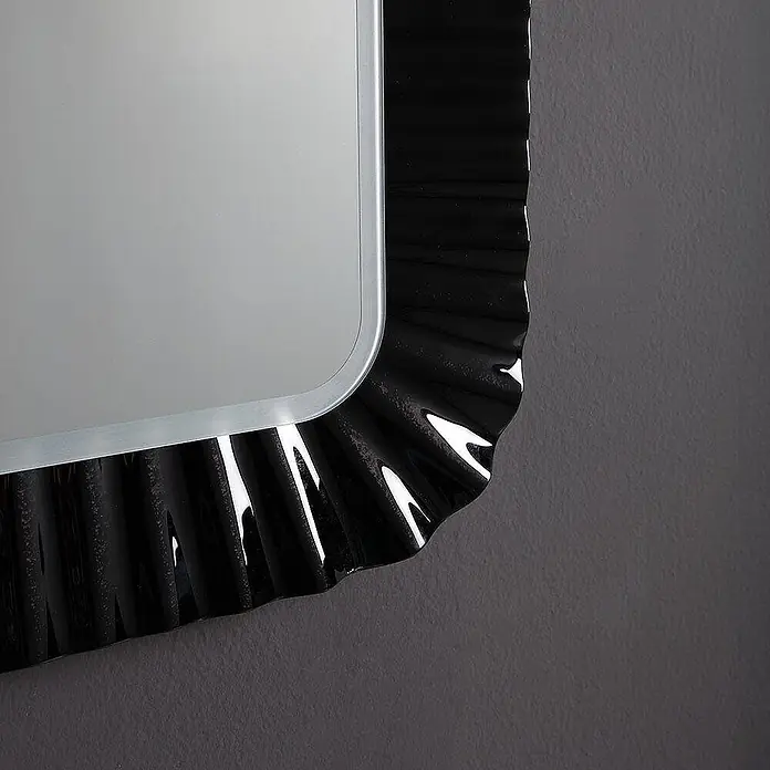 Kiamami Valentina Lichtspiegel - 0,02 x 680 cm, Schwarz - Spiegel mit schwarzem, gerafftem Rahmen und abgerundeten Ecken.