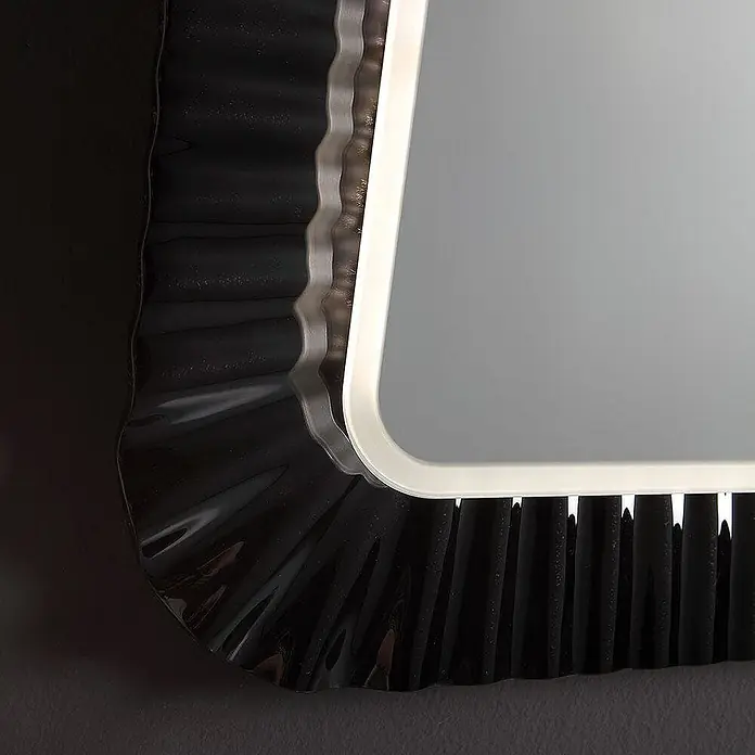 Kiamami Valentina Lichtspiegel - 0,02 x 680 cm, Schwarz - Schwarzer Wellenrahmen-Spiegel mit interner weißer LED-Lichtleiste.
