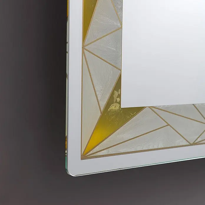 Kiamami Valentina Lichtspiegel - 0,02 x 700 cm, Farblos - Detailaufnahme eines dekorativen Spiegels mit geometrischem Gold- und gefrostetem Weißglasrand.