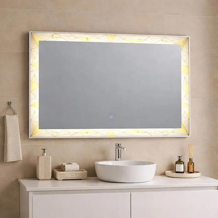 Kiamami Valentina Lichtspiegel - 0,02 x 700 cm, Farblos - Rechteckiger LED-Spiegel mit geometrischem Leuchtrahmen über einem weißen Waschbecken im Badezimmer.