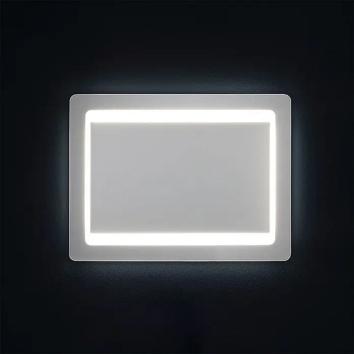Kiamami Valentina Lichtspiegel - 25 x 800 cm, Farblos - Rechteckige weiße LED-Wandleuchte mit beleuchteten Kanten, die ein sanftes Licht auf dunklen Hintergrund wirft.