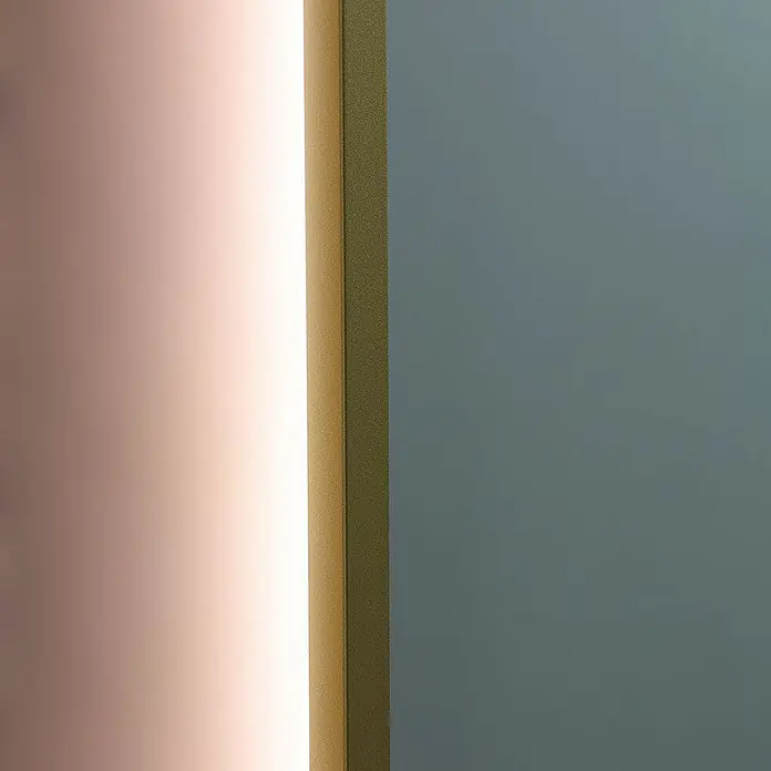 Kiamami Valentina Lichtspiegel - 0,02 x 1.600 cm, Farblos - Eine vertikale lineare Leuchte mit gold-bronzenem Gehäuse, die ein warmes Licht abgibt.