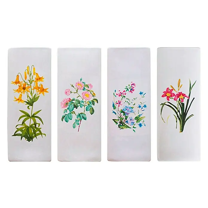 Heizkörperverdunster - 1 Stk., Blümchen - Vier weiße Vasen mit floralen Motiven, jede mit einem anderen Blumenmuster, das ein elegantes und dekoratives Design bietet.
