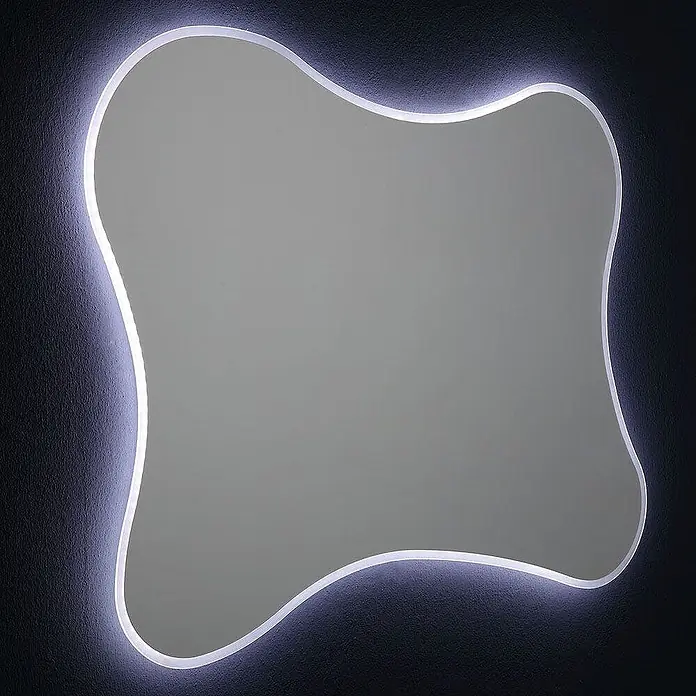 Kiamami Valentina Lichtspiegel - 25 x 900 cm, Farblos - Unregelmäßig geformter Spiegel mit LED-Hintergrundbeleuchtung an dunkler Wand.