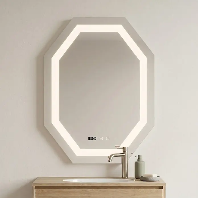 Kiamami Valentina Lichtspiegel - 20 x 750 cm, Farblos - Achteckiger LED-Badezimmerspiegel mit integrierter Digitaluhr und Touch-Bedienelementen über einem hellen Holzwaschtisch mit Waschbecken.