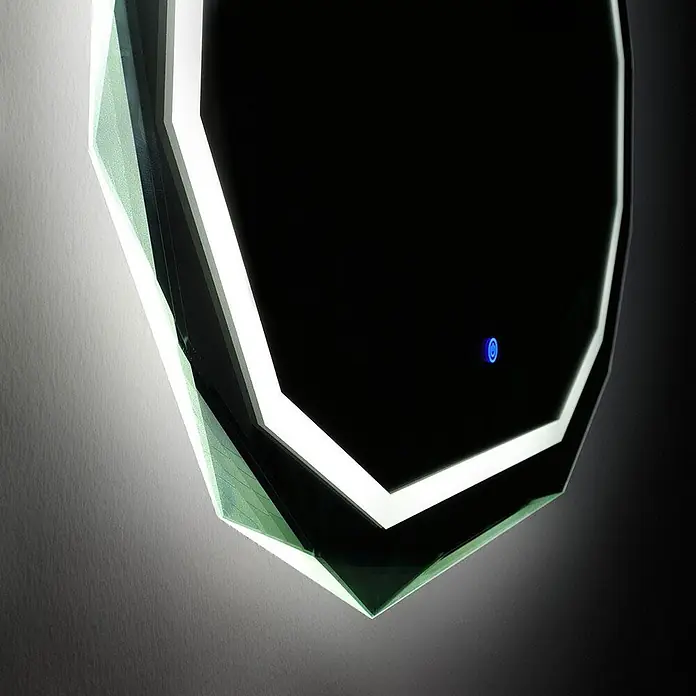 Kiamami Valentina Lichtspiegel - 0,02 x 710 cm, Farblos - Geometrischer Spiegel mit beleuchtetem weißem LED-Rand, durchscheinender grüner Kante und blauem Touch-Button.
