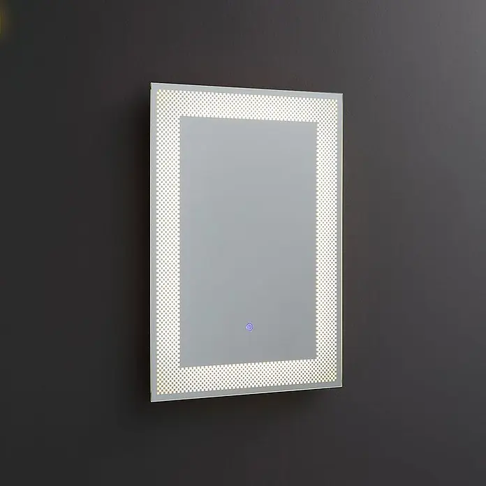 Kiamami Valentina Lichtspiegel - 0,02 x 700 cm, Farblos - Rechteckiger LED-Spiegel mit Hintergrundbeleuchtung, beleuchtetem Punktrahmen und blauem Touch-Sensor, an einer dunklen Wand montiert.