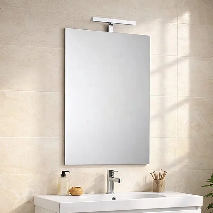 Kiamami Valentina Lichtspiegel - 30 x 900 cm, Farblos - Ein eleganter, rechteckiger Badezimmerspiegel mit integrierter Chrom-LED-Leuchte, über einem weißen Waschbecken platziert.
