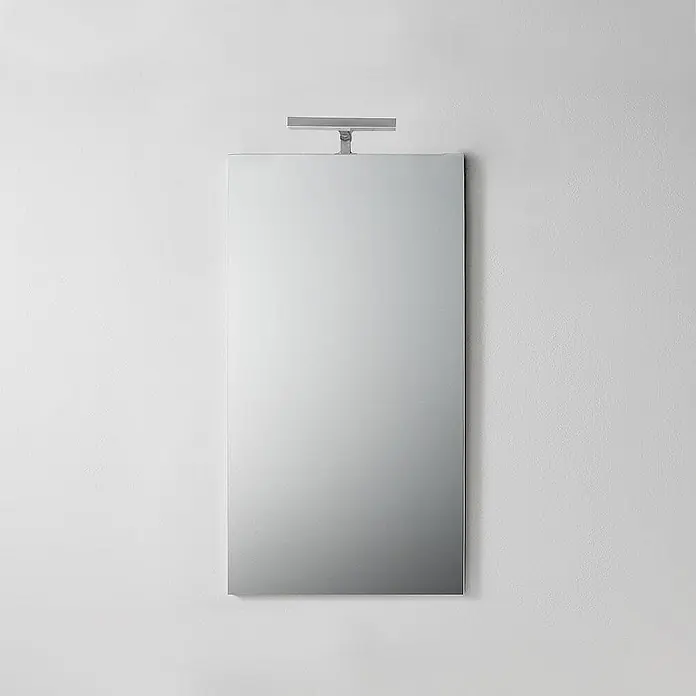 Kiamami Valentina Lichtspiegel - 30 x 900 cm, Farblos - Rechteckiger Spiegel mit integrierter Chrom-Leuchte oben, ideal für Bad oder Waschtisch.