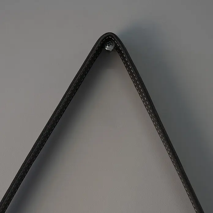 Kiamami Valentina Lichtspiegel - 0,02 x 600 cm, Schwarz - Dunkelgraues Material mit weißen Nähten, zu einem Dreieck gefaltet und mit einer silbernen Kreuzschlitzschraube befestigt.