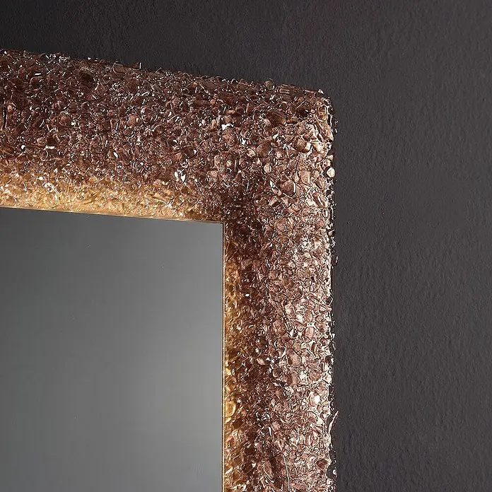 Kiamami Valentina Lichtspiegel - 0,02 x 620 cm, Farblos - Spiegel mit einem strukturierten, schimmernden bronzefarbenen Rahmen, von hinten beleuchtet.