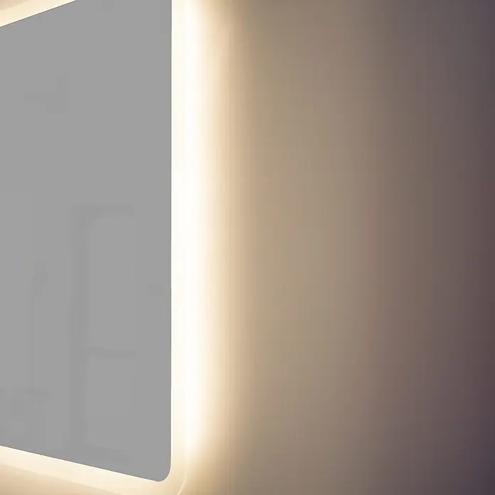 Kiamami Valentina Lichtspiegel - 0,02 x 700 cm, Farblos - Rechteckiger Spiegel mit warmer LED-Hintergrundbeleuchtung, der ein Umgebungslicht auf die angrenzende Wand wirft.
