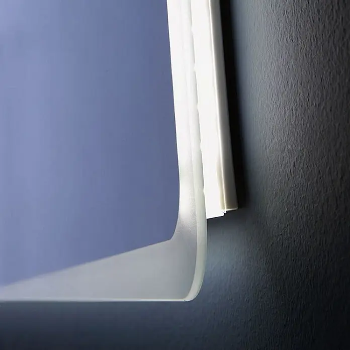 Kiamami Valentina Lichtspiegel - 30 x 600 cm, Farblos - Eine dünne, hinterleuchtete durchscheinende Platte mit gebogener Kante an einer dunklen Wand, die ein sanftes weißes Licht abgibt.