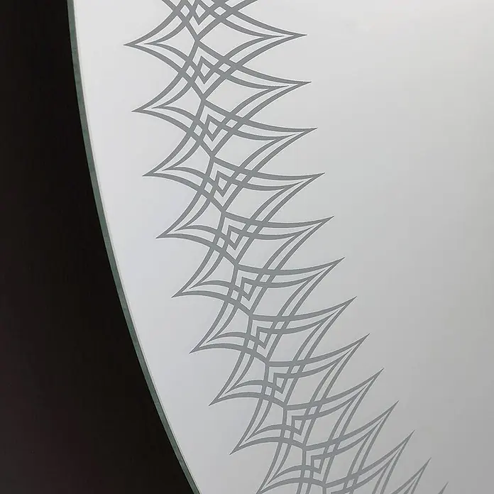 Kiamami Valentina Lichtspiegel - 0,02 x 800 cm, Farblos - Weiße Zierfläche mit einem grauen, komplexen geometrischen Muster, begrenzt von einem dunklen, gebogenen Rand.