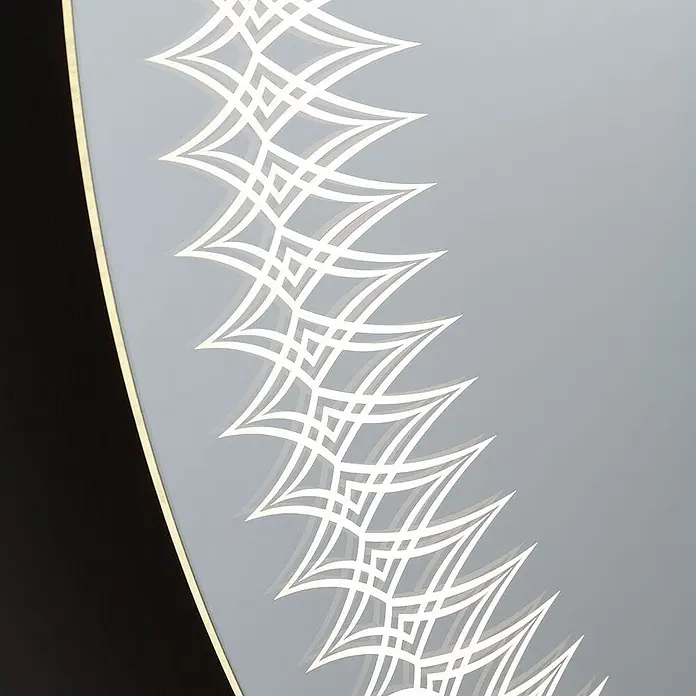 Kiamami Valentina Lichtspiegel - 0,02 x 800 cm, Farblos - Dekorativer grauer Spiegel oder Paneel mit einem filigranen weißen geometrischen Muster und goldgerahmtem schwarzem Rand.
