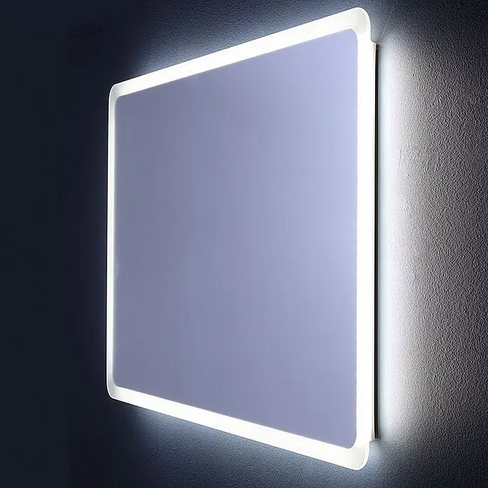 Kiamami Valentina Lichtspiegel - 30 x 600 cm, Farblos - Hinterleuchteter quadratischer LED-Spiegel mit abgerundeten Ecken, der eine dunkle Wand beleuchtet.