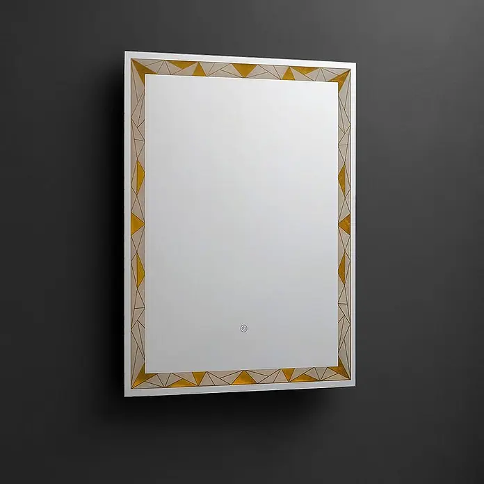 Kiamami Valentina Lichtspiegel - 20 x 800 cm, Farblos - Rechteckiger Wandspiegel mit goldenem Geometrie-Rahmen und beleuchtetem Power-Symbol.
