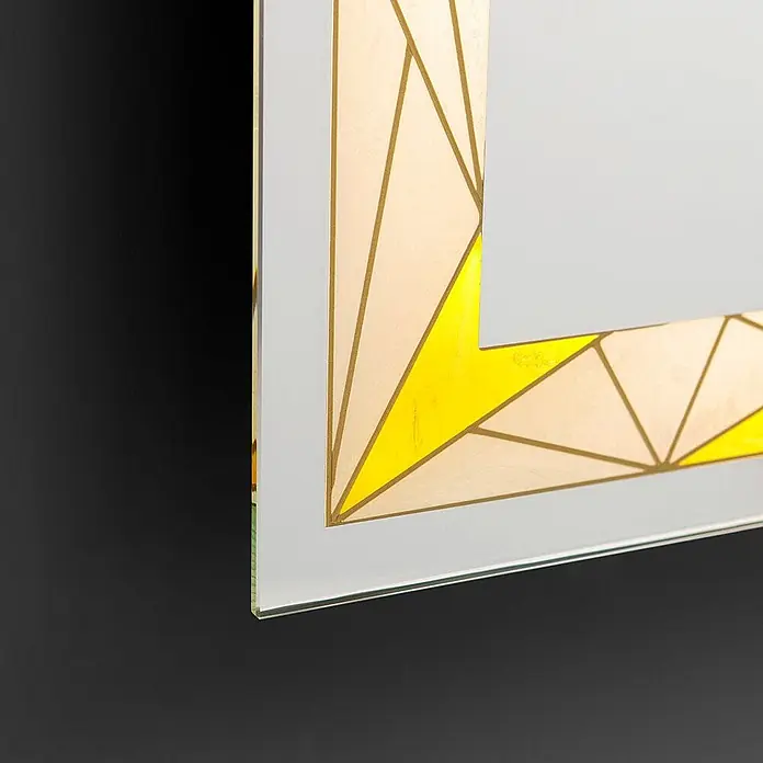 Kiamami Valentina Lichtspiegel - 20 x 800 cm, Farblos - Dekorativer Spiegel mit geometrischem Rahmen aus glänzenden goldenen und helleren Segmenten.