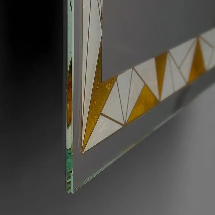 Kiamami Valentina Lichtspiegel - 20 x 800 cm, Farblos - Dicke Glasplatte mit gold-weißem geometrischem Art-déco-Muster, grünliche Kanten sichtbar.