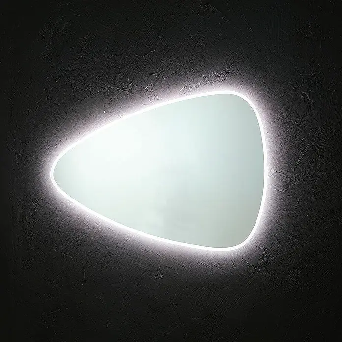 Kiamami Valentina Lichtspiegel - 29 x 750 cm, Farblos - Organisch geformter, hintergrundbeleuchteter Spiegel mit hellem weißem Leuchten.