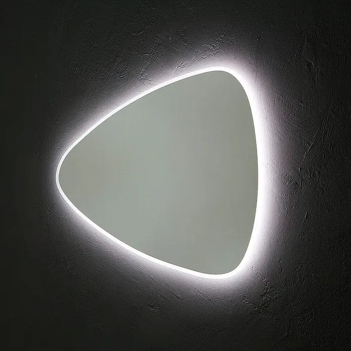 Kiamami Valentina Lichtspiegel - 29 x 750 cm, Farblos - Organisch geformter, hinterleuchteter Spiegel, der eine dunkle Wand sanft beleuchtet.