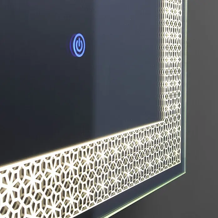 Kiamami Valentina Lichtspiegel - 0,02 x 700 cm, Farblos - Beleuchteter Spiegel mit blauem Einschaltknopf und hinterleuchtetem geometrischem Musterrahmen.
