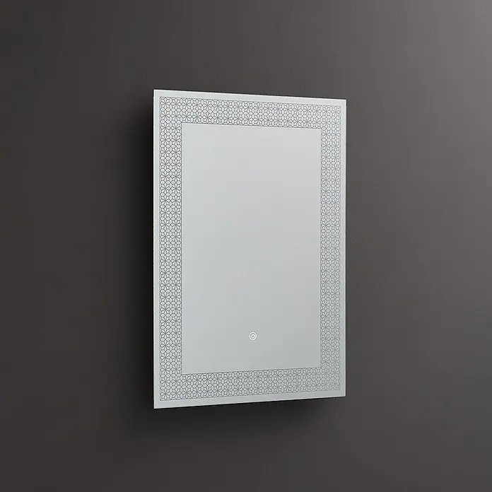 Kiamami Valentina Lichtspiegel - 0,02 x 700 cm, Farblos - Rechteckiger LED-Spiegel mit geätztem geometrischem Rand und beleuchtetem Einschaltknopf.