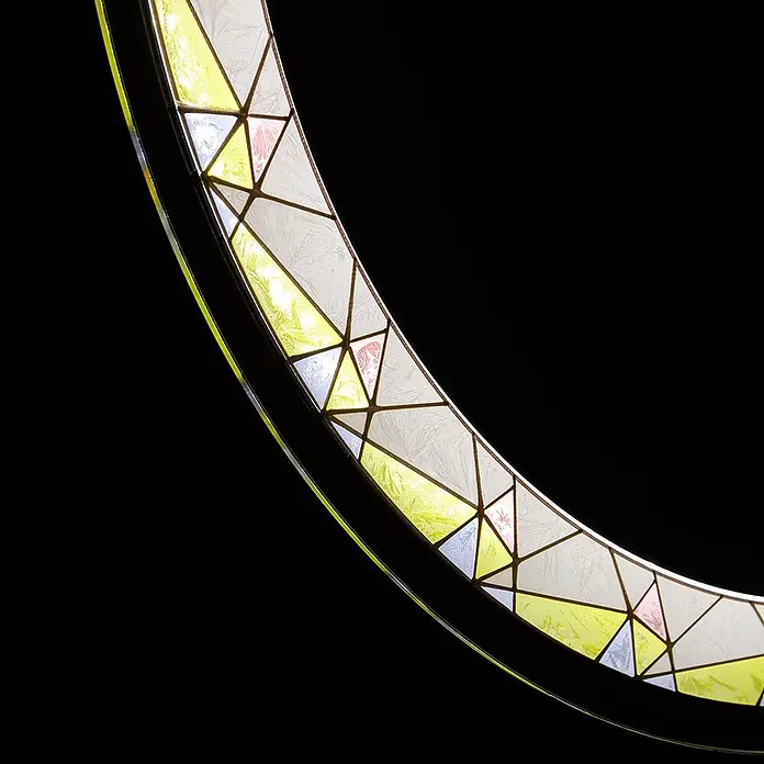 Kiamami Valentina Lichtspiegel - 0,02 x 600 cm, Farblos - Kreisförmige Leuchte im Buntglasstil mit geometrischen gelben, weißen und farbigen Dreiecksegmenten.