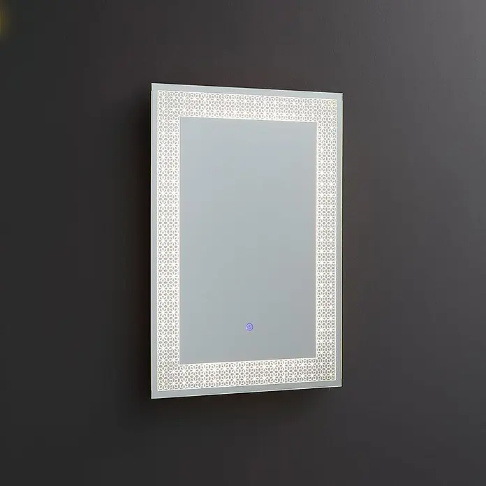 Kiamami Valentina Lichtspiegel - 0,02 x 700 cm, Farblos - Rechteckiger Wandspiegel mit beleuchtetem, gemustertem LED-Rand und blauem Ein-/Ausschalter.