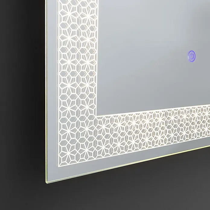 Kiamami Valentina Lichtspiegel - 0,02 x 700 cm, Farblos - Rechteckiger beleuchteter LED-Spiegel mit geätztem geometrischem Randdesign und blauem Touch-Power-Knopf.