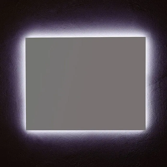 Kiamami Valentina Lichtspiegel - 22 x 700 cm, Farblos - Rechteckiger Spiegel mit LED-Hintergrundbeleuchtung an dunkler Wand.