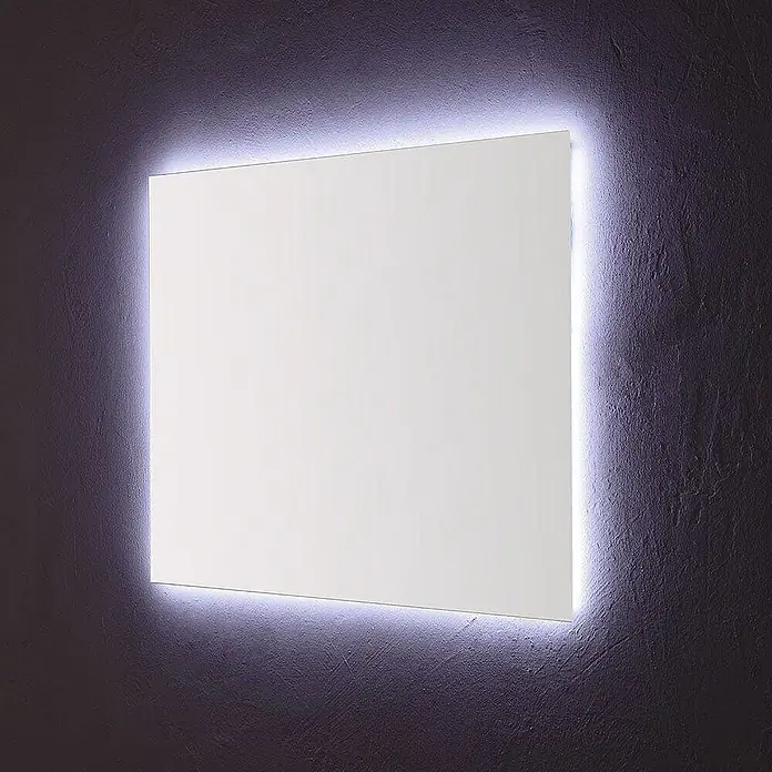 Kiamami Valentina Lichtspiegel - 22 x 700 cm, Farblos - Rechteckiger, hinterleuchteter Spiegel mit sanftem Lichtrand an einer dunklen, texturierten Wand.