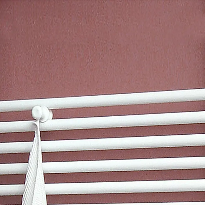Badheizkörper-Handtuchhaken - Weiß, 2 Stk., Geeignet für: Badheizkörper Tokio - Ein weißer Handtuchwärmer an einer rosa Wand mit einem weißen Handtuch. Ideal für jedes Badezimmer, um Handtücher zu wärmen.