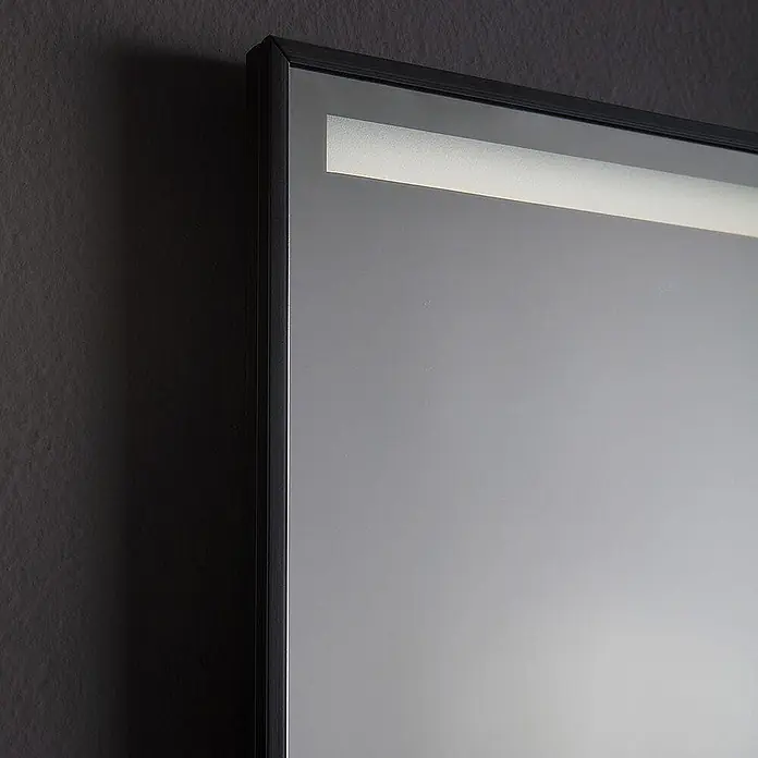 Kiamami Valentina Lichtspiegel - 20 x 700 cm, Chrom - Nahaufnahme eines rechteckigen Spiegels mit schwarzem Rahmen und integrierter horizontaler LED-Lichtleiste oben.