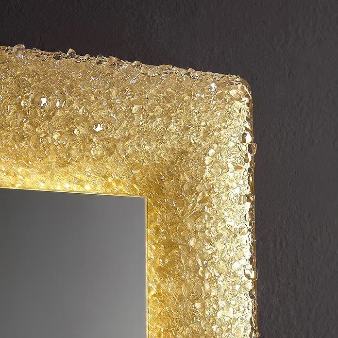 Kiamami Valentina Lichtspiegel - 0,02 x 620 cm, Farblos - Beleuchteter Spiegel mit einem goldenen, strukturierten Rahmen aus Kristallglas, warm von hinten leuchtend.