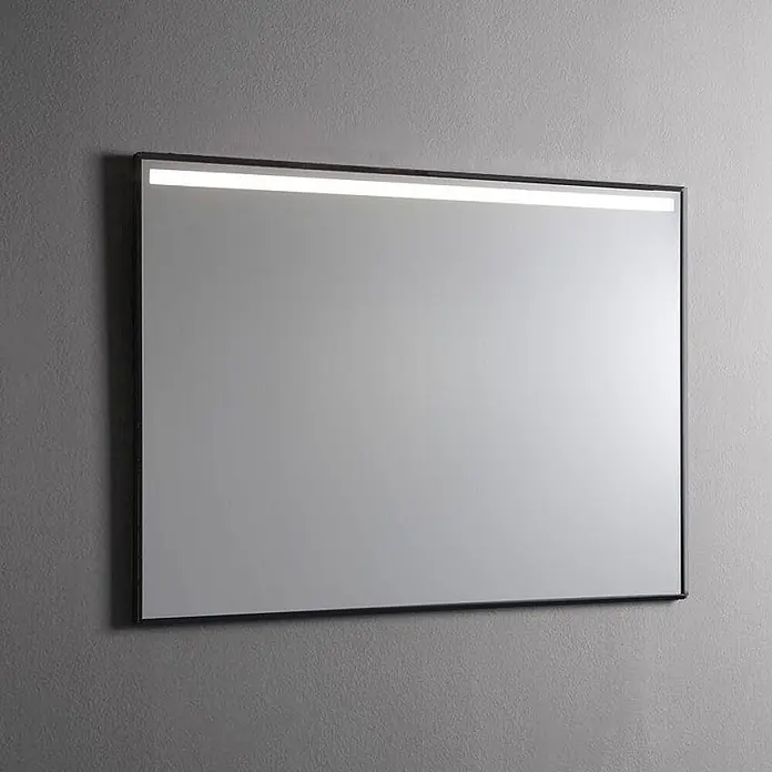 Kiamami Valentina Lichtspiegel - 20 x 700 cm, Chrom - Rechteckiger Spiegel mit schwarzem Rahmen und integrierter LED-Lichtleiste am oberen Rand.