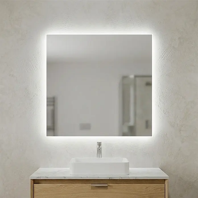 Kiamami Valentina Lichtspiegel - 22 x 700 cm, Farblos - Quadratischer LED-beleuchteter Spiegel über weißem Waschbecken auf Holzwaschtisch.