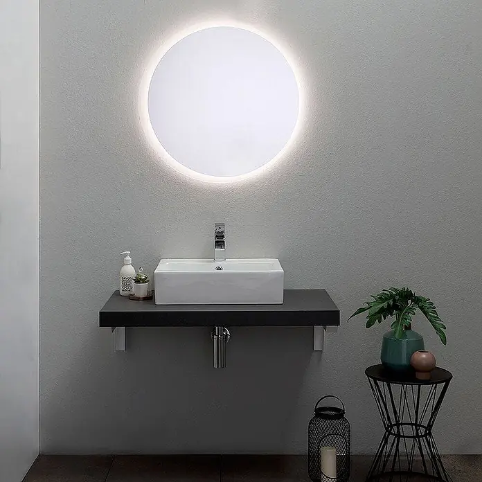 Kiamami Valentina Lichtspiegel - 25 x 700 cm, Farblos - Ein modernes Badezimmer-Waschbecken mit weißem rechteckigem Waschbecken auf dunkler schwebender Arbeitsplatte, beleuchtet von einem runden LED-Spiegel darüber.