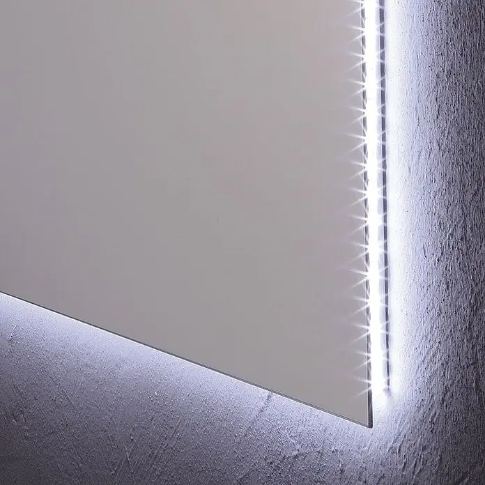 Kiamami Valentina Lichtspiegel - 22 x 700 cm, Farblos - Rechteckiger Spiegel mit integrierter LED-Beleuchtung an den Kanten, beleuchtet eine strukturierte Wand.