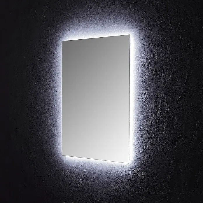 Kiamami Valentina Lichtspiegel - 22 x 600 cm, Farblos - Rechteckiger Spiegel mit integrierter LED-Hintergrundbeleuchtung, der ein sanftes Umgebungslicht an die Wand wirft.
